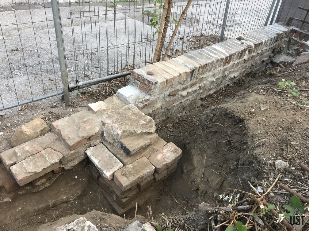 Mauerrenovierung am Grünstreifen/Trassenzugang