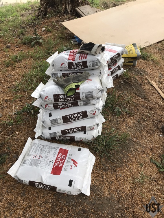 Betonmörtel. Wir hatten am Ende glücklicherweise zwei Sack übrig.