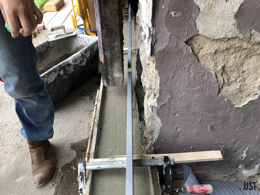 Beton wird gegossen und verdichtet