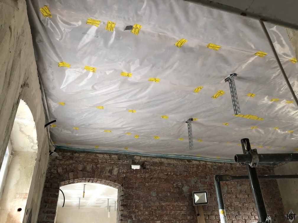 Kabeltrassenhalterungen in der /dev/tal-Lounge werden verschraubt und abgedichtet