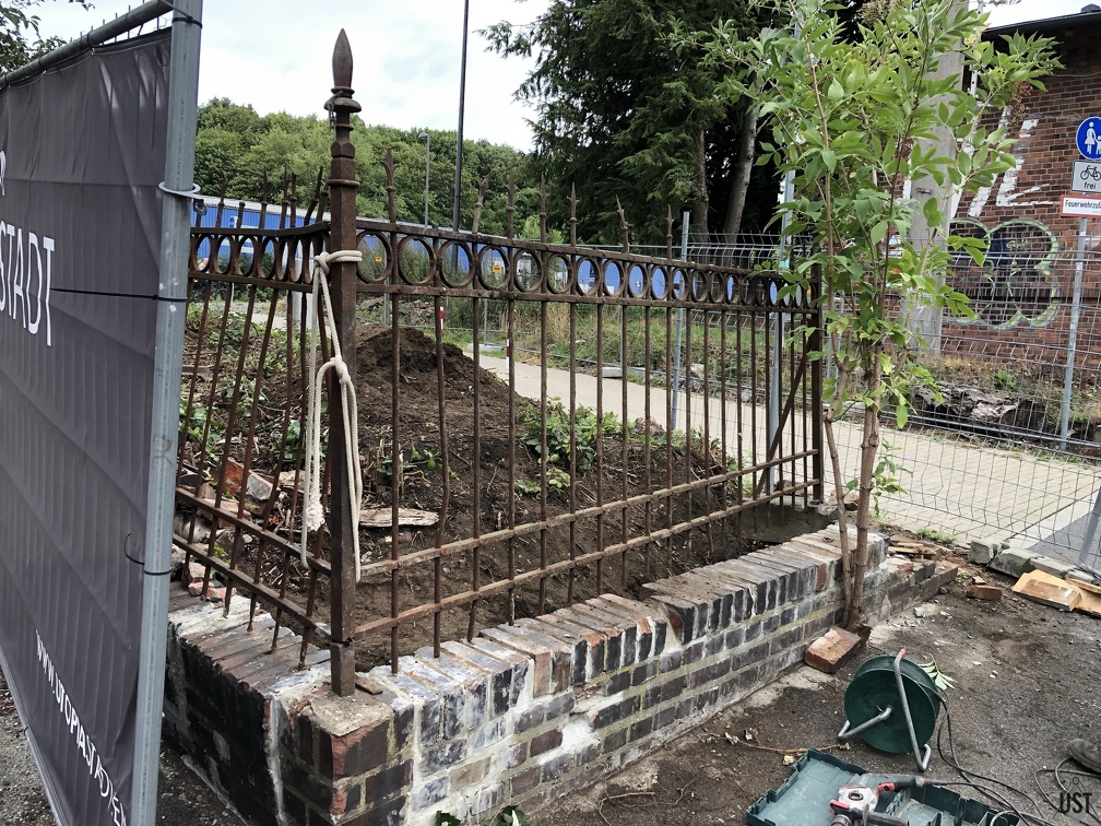 Mauer und Zaun zwischen Mirker Bahnhof und Gepäckabfertigung steht wieder