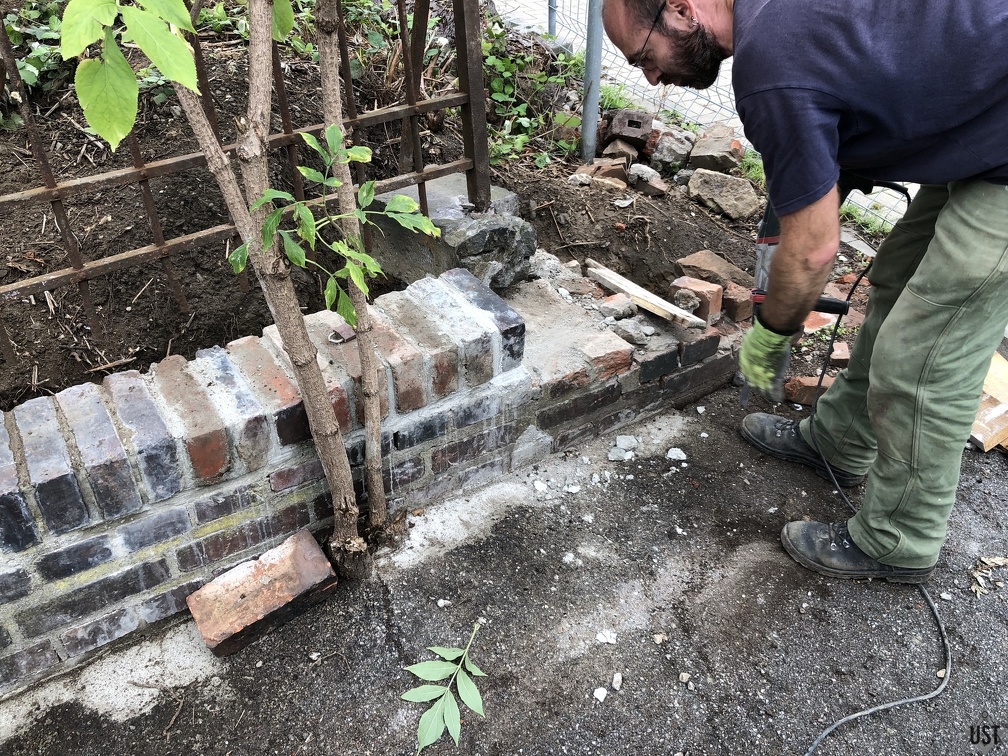 Mauerabschluss des Grünstreifens des Trassen-Zugangs wird saniern