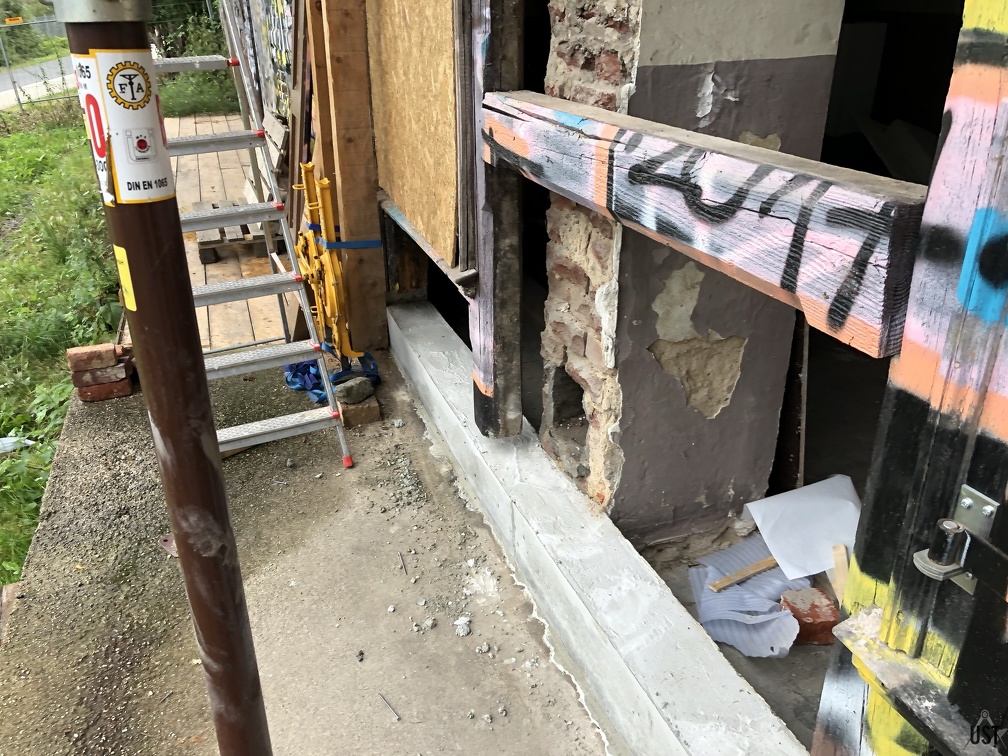 Fundament neu gegossen und Verschalung entfernt - Bahnhof Mirke, Trassenseite GPA