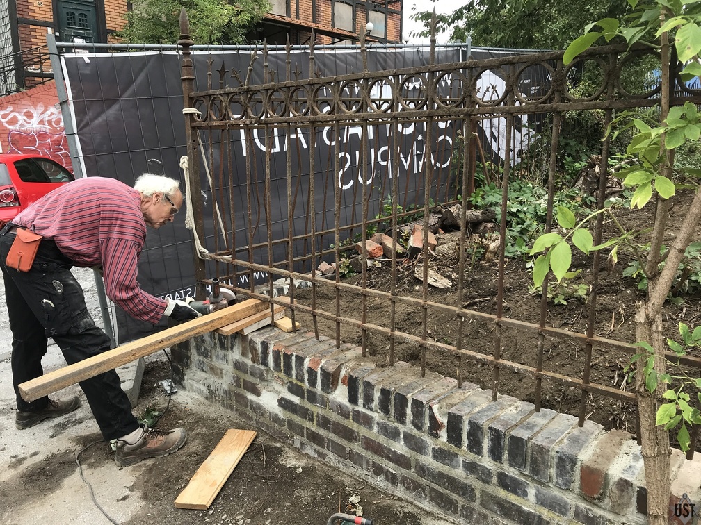 Historischer Metallzaun am Mirker Bahnhof wird wieder aufgestellt