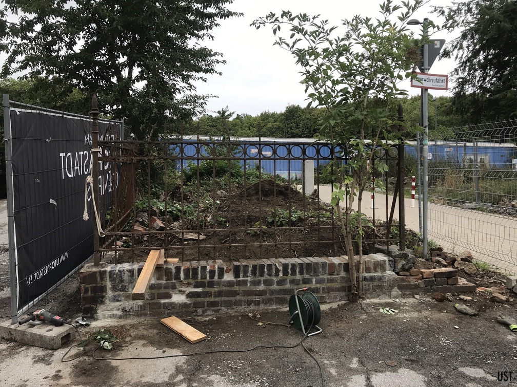 Zaun steht wieder, Sockel noch nicht vermörtelt, und noch nicht verschweißt