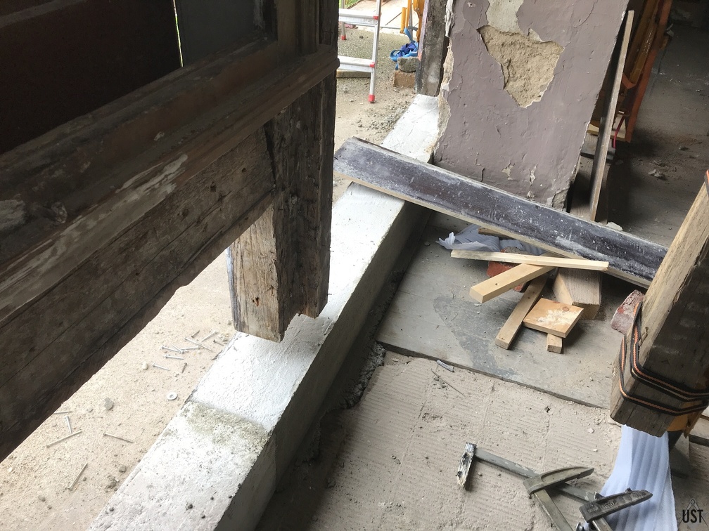 Fundament neu gegossen und Verschalung entfernt - Bahnhof Mirke, Trassenseite GPA