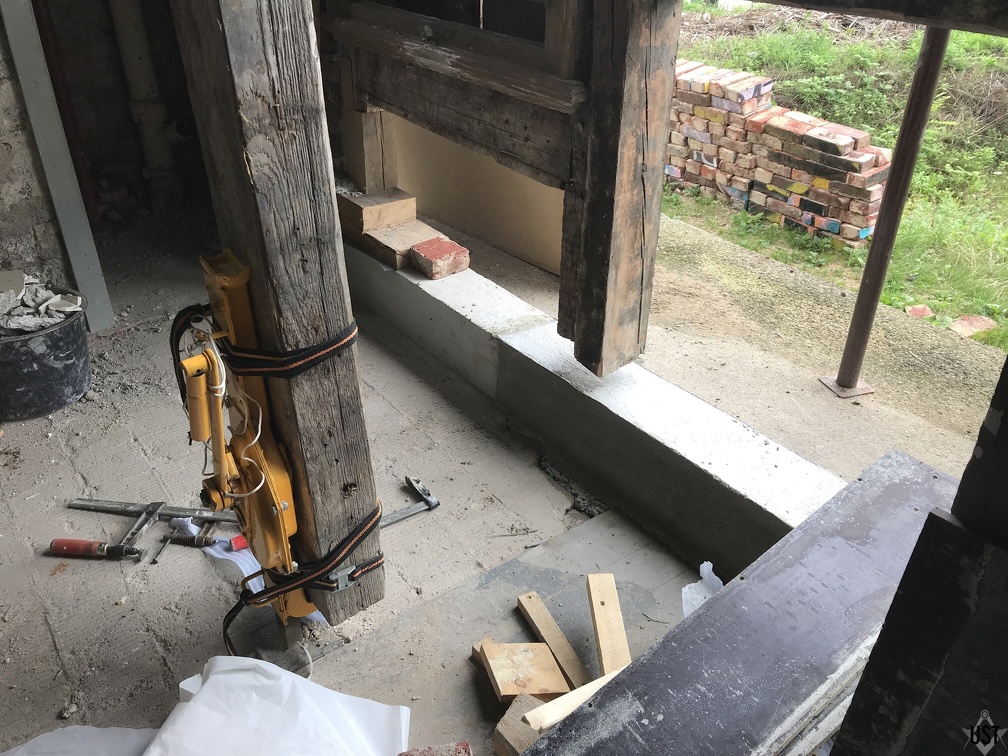 Abgestützte Wand/Decke bei der Sanierung der Außenwand der GPA