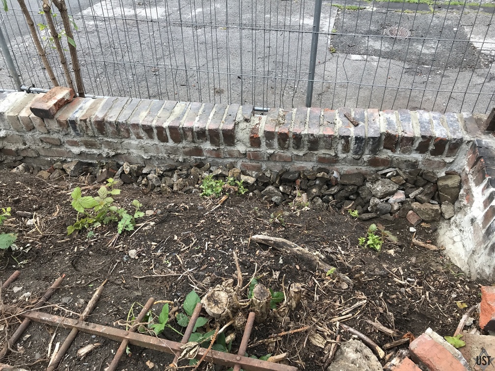 Mauerkrone neu gesetzt, Zaun steht noch nicht