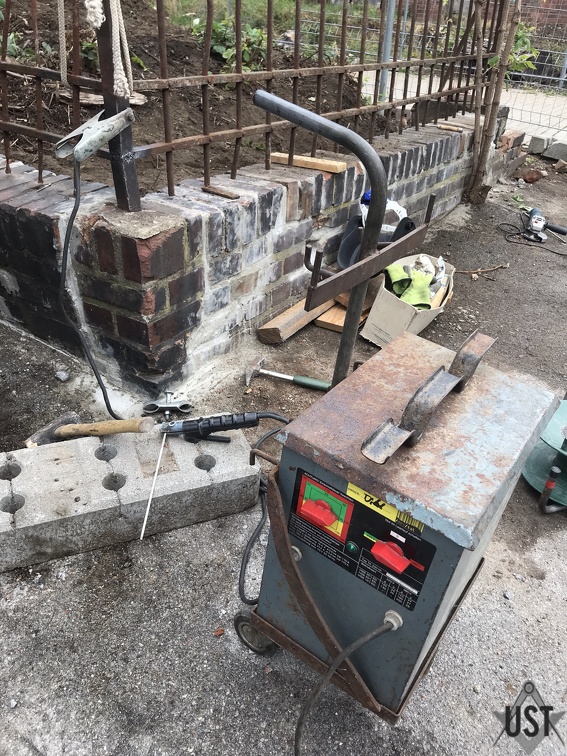 Historisches Schweißgerät schweißt historischen Zaun