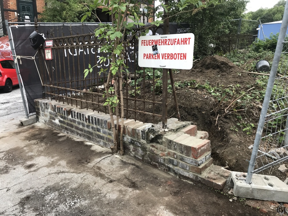 Mauer Richtung Trassenauffahrt weiter aufgemauert