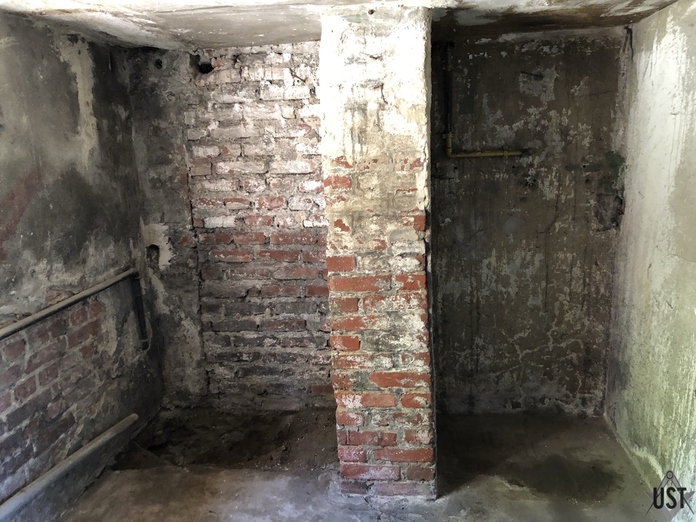 Ziegelwand Heizungskeller Gepäckabfertigung