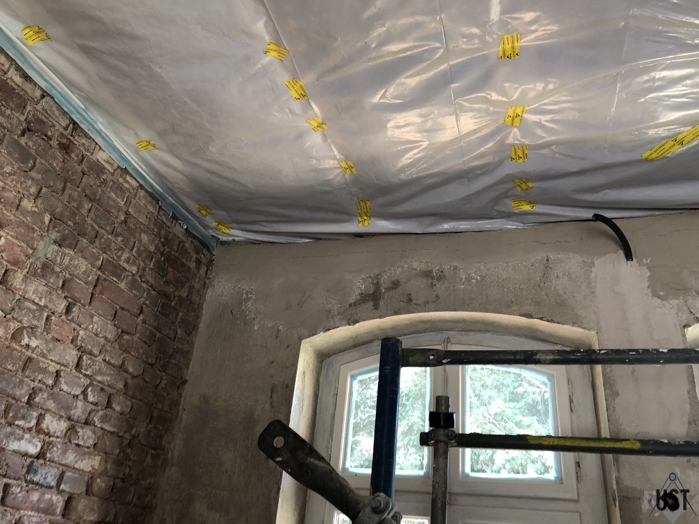 Dampfsperre abgedichtet, Deckenkanten verklebt