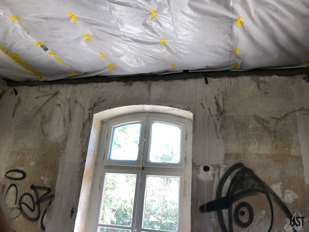 Dampfsperre abgedichtet, Deckenkanten verklebt