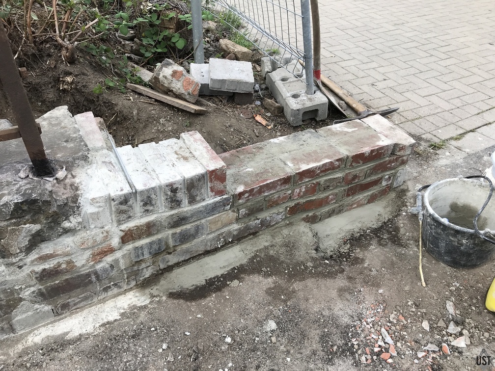 Montagsnachtrag: Grünstreifen mit Mauer in ursprünglicher Länge