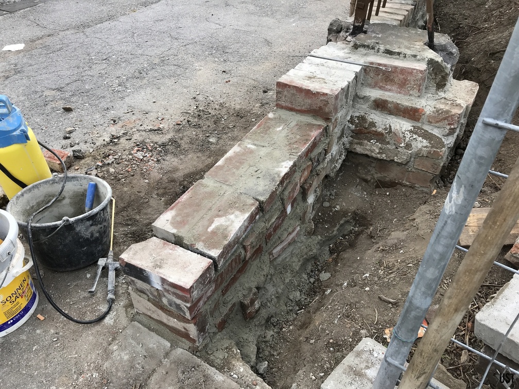 Montagsnachtrag: Grünstreifen mit Mauer in ursprünglicher Länge