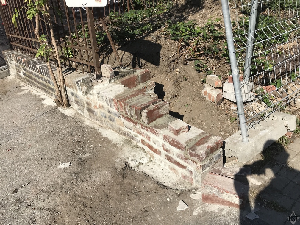 Fehlendes Mauerstück aufgemauert, Sandsteinsockel eingefasst