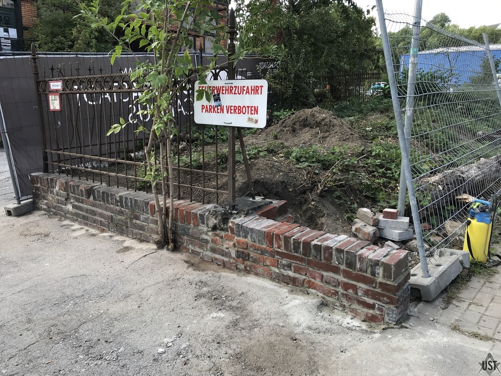 Grünstreifenmauer bis zur Nordbahntrassen-Auffahrt neu gebaut, Sandsteinsockel frisch eingefasst, Ziegel gesäubert.