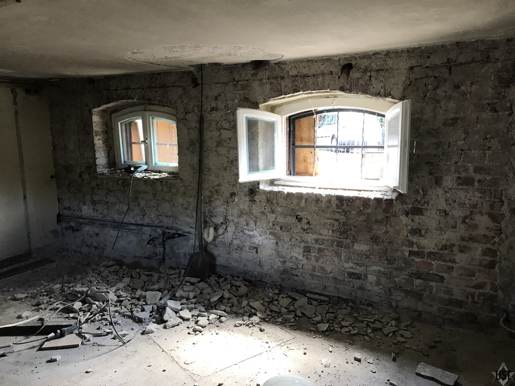 Keller, Wände vorbereitet für Verrohrung