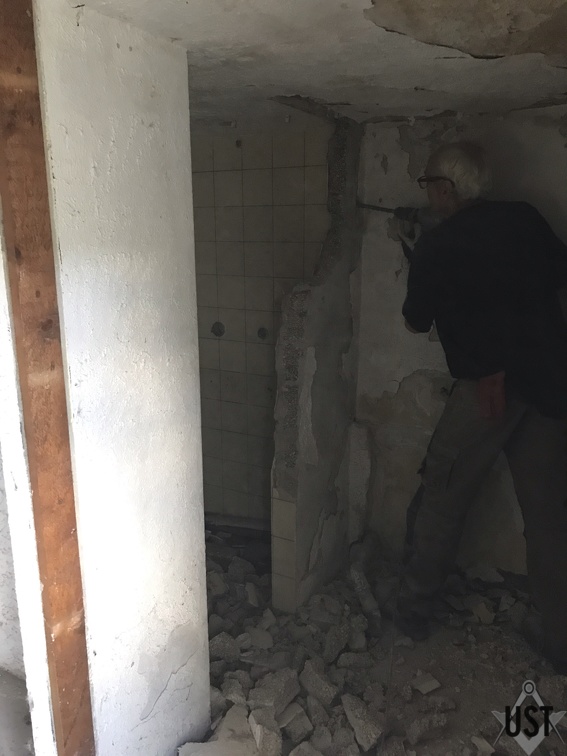 Abbruch der Wand zur Dusche im Keller unter dem vorderen Gebäudeabschnitt