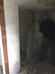 Abbruch der Wand zur Dusche im Keller unter dem vorderen Gebäudeabschnitt