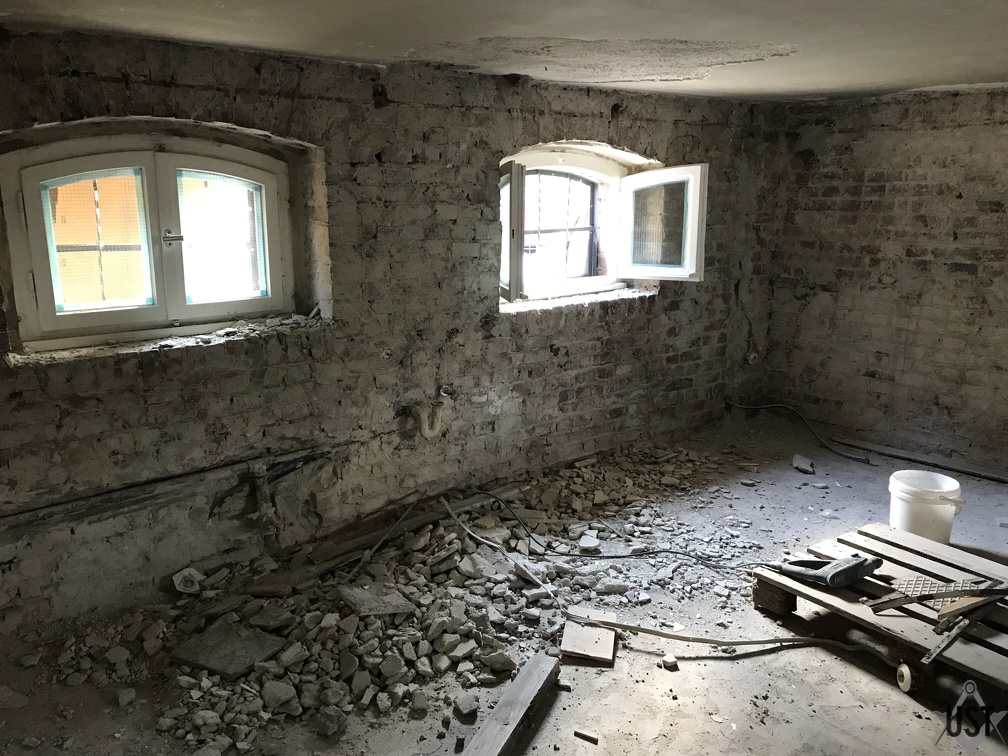 Zukünftiger Serverraum: alle Außenwände vom alten Putz befreit 