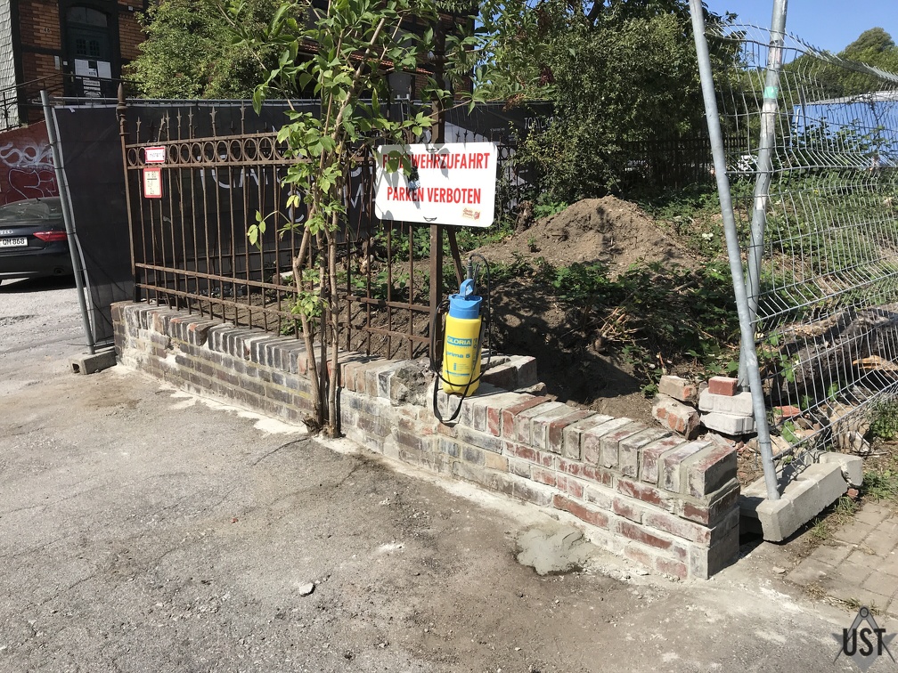 Mauer ist fertig und muss nun noch von Mörtelschleier/resten und Veralgung befreit werden.