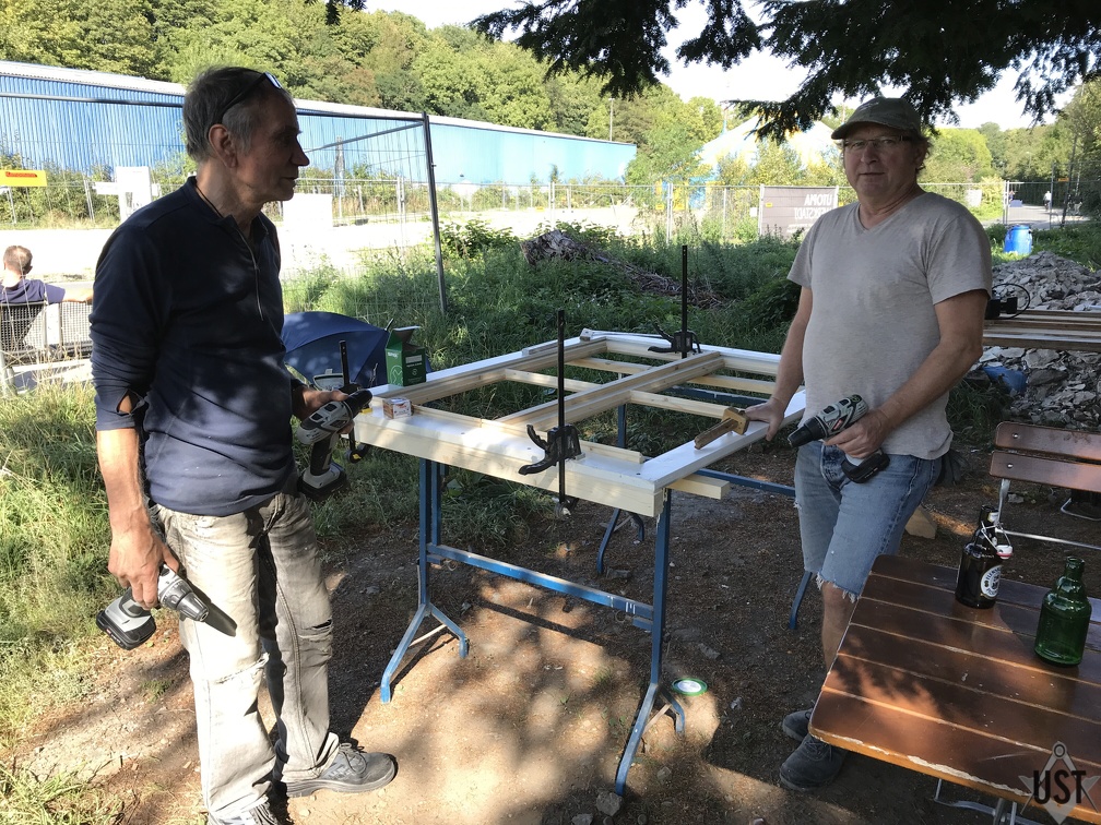 Neues Fenster/neuer Rahmen für die Holzwerkstatt/hinterster Gebäudeabschnitt. 