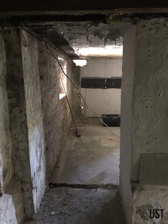 Nun freie Wand im Heizungskeller, Wanddurchbrüche für Verrohrung