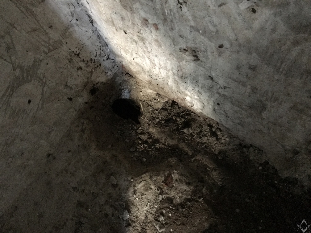 Ehemaliger Duschabfluss, war extrem verpfuscht montiert und die Ursache für eine verstopfte Leitung. Nun entfernt, Leitung freigemacht.