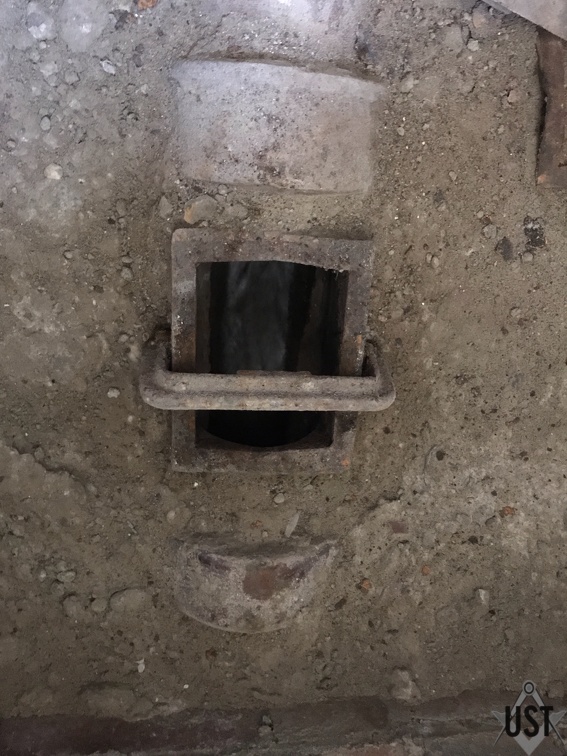 Abwasser - Wartungsklappe unter dem Serverraum. Ein Fallrohr wurde komplett freigemacht, zwei andere Abflüsse gereinigt und gespült.