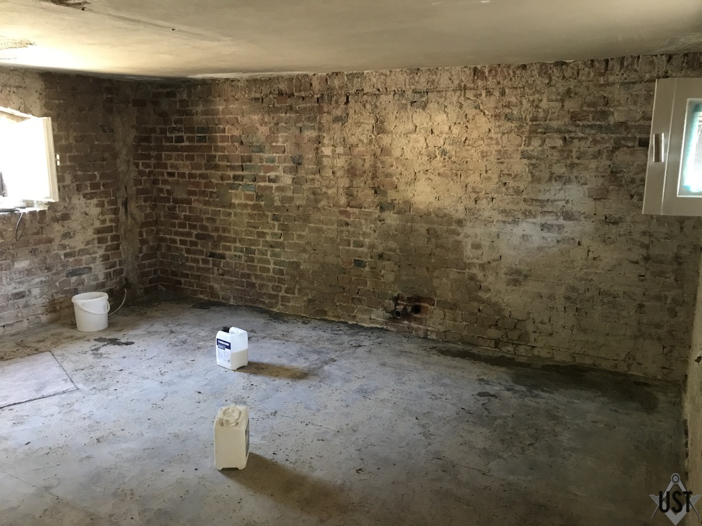 Tiefengrund zum vorläufigen Abschluss der Arbeiten an den Kellerwänden im zukünftigen Serverraum