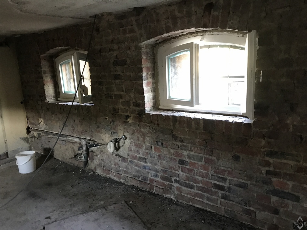 Keller: Serverraum. Wände vom Putz befreit, alles nun sauber und mit Tiefengrund behandelt