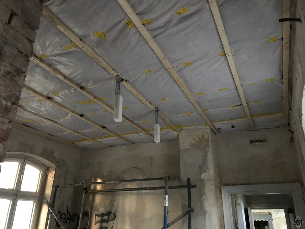 Lounge, Lattung unter der Dampfsperre, Halterungen Kabeltrasse montiert