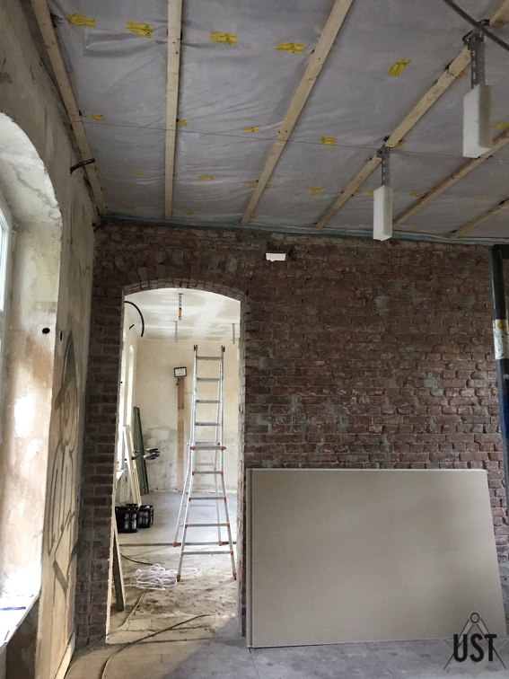 Lattung unter der Dampfsperre in der /dev/tal-Lounge- jetzt können die Deckenplatten hoch.