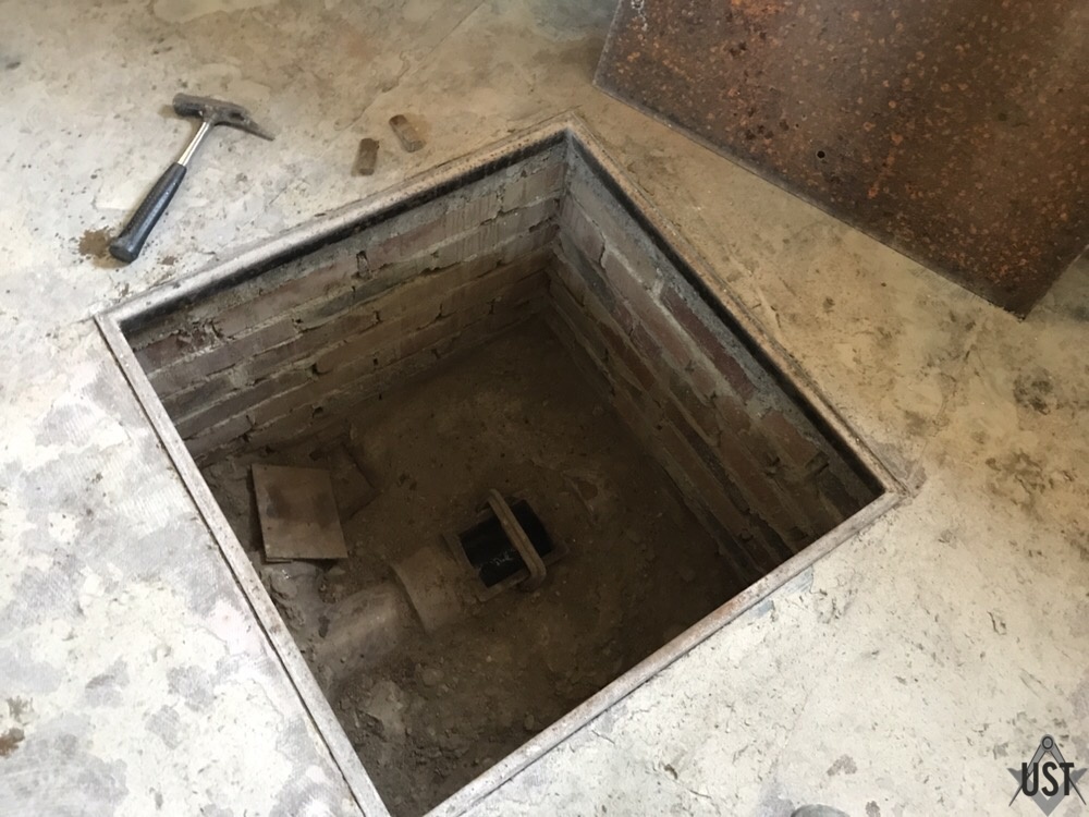 Wartungsluke im Keller. Nicht immer so gut zugänglich und sauber gewesen.