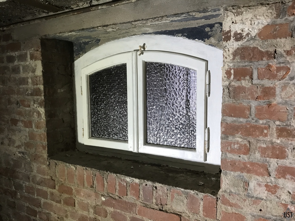 IMG 1162 (6197 Besuche) Kellerfenster nun mit neu verglasten Fensterflügeln IMG 1162