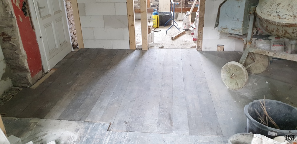 20200319 121823 (6205 Besuche) Der Dielenboden wurde nun feste auf die OSB-Platten geschraubt, es fehlt nur noch das Anpassen der l... 20200319 121823