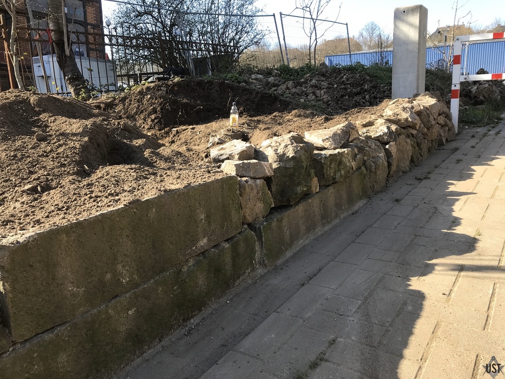 IMG 1980 (5815 Besuche) Grünstreifenentbuschung und neue Mauereinfassung schreiten voran IMG 1980