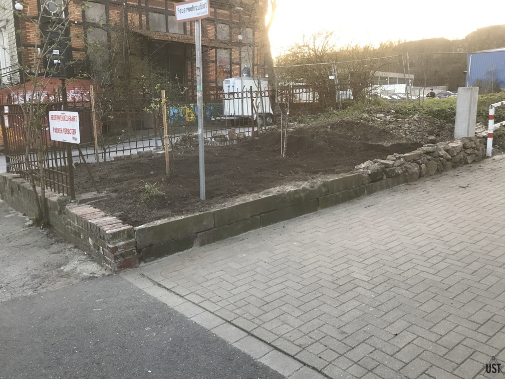 IMG 1983 (6103 Besuche) Erster Abschnitt eingeebnet, Trockenmauerbau schreitet voran IMG 1983