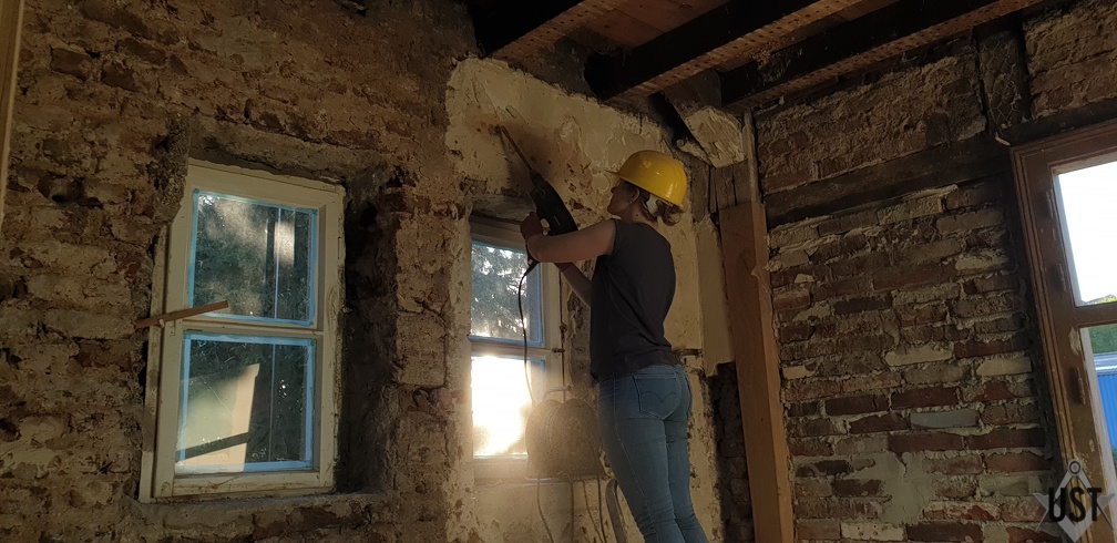 20200422 194053 (6372 Besuche) Bevor im WC neu verputzt wird, wurden die Reste des alten Putzes entfernt. 20200422 194053