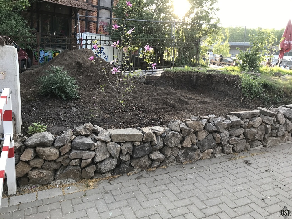 IMG 2127 (5817 Besuche) Nächstes Stück Grünstreifen eingeebnet IMG 2127