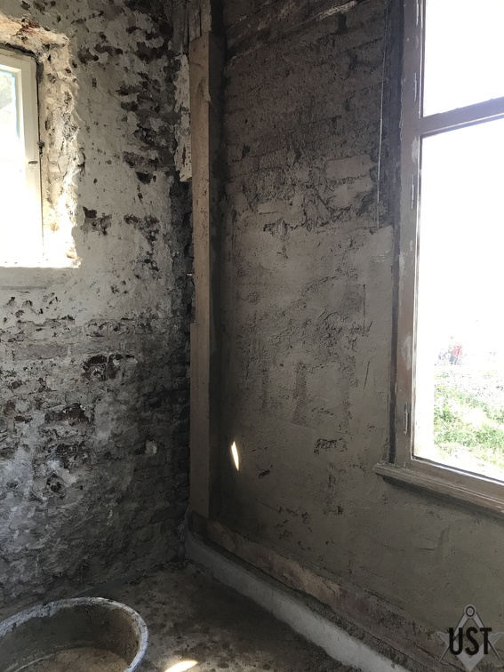 IMG 2133 (7014 Besuche) Erster Lehmputz an der Wand der künftigen Toilette in der GPA IMG 2133