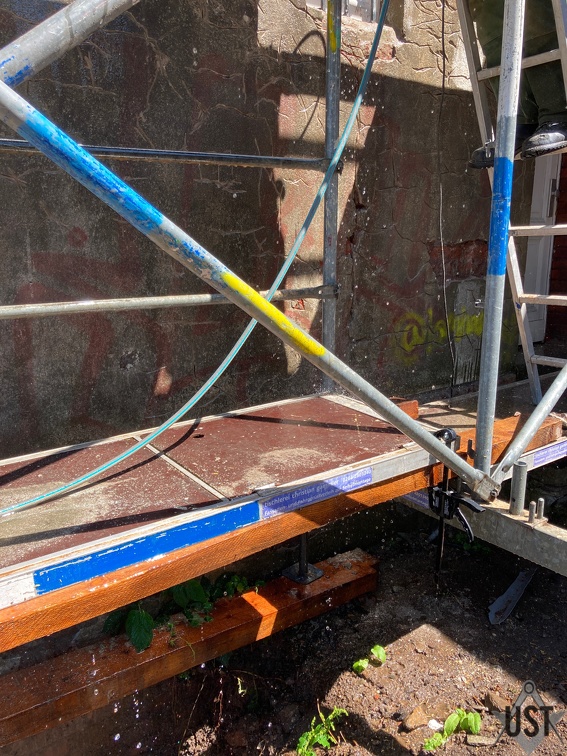 camphoto 1804928587 (5476 Besuche) Entalgung der Außenwand vor dem Neuverputzen, Hochdruckreiniger am neuen Wasseranschluss camphoto 1804928587