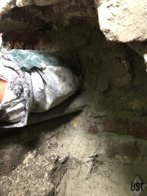 IMG 2402 (5439 Besuche) Mauerdurchbruch Wasser/Abwasser von außen, wieder zu IMG 2402