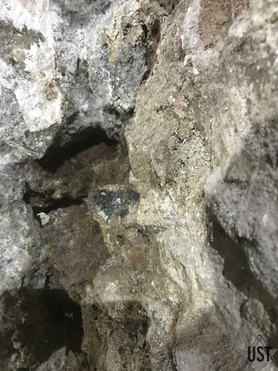 IMG 2396 (5664 Besuche) Entdecktes Rohr von innen: zugesetzt und - gemörtelt, uninteressant IMG 2396