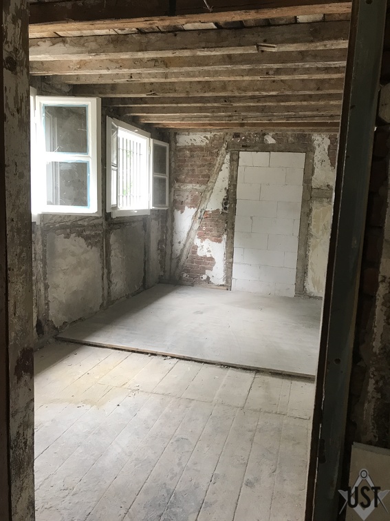 IMG 2425 (7850 Besuche) CAM-Werkstatt, restlicher loser Putz und störender Kram an der Wand entfernt IMG 2425