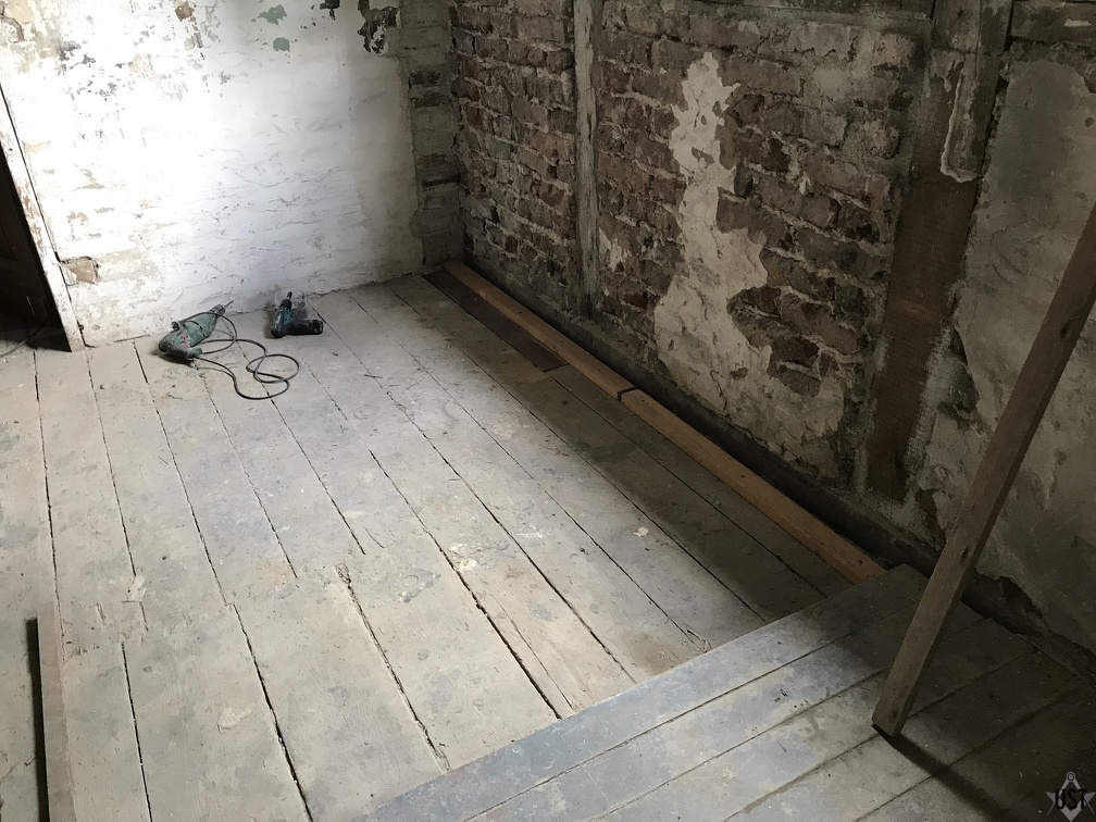 IMG 2534 (7606 Besuche) Ecke CAM-Werkstattboden wurde aufgefüllt, Leisten für Bodendielen gelegt IMG 2534