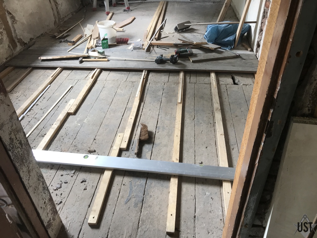 IMG 2541 (7768 Besuche) Bodenunterkonstruktion CAM-Werkstatt notdürftig nivelliert IMG 2541