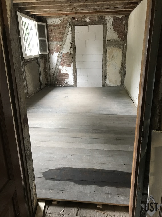 IMG 2566 (7628 Besuche) Eine holzwurmgefährdete Stelle im Dielenboden nachbehandlt IMG 2566