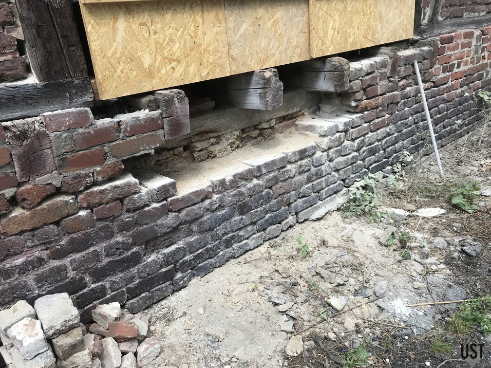 IMG 2685 (5552 Besuche) Lose Mauerung am Haupttor GPA abgebaut, maroden Balkebn freigelegt IMG 2685